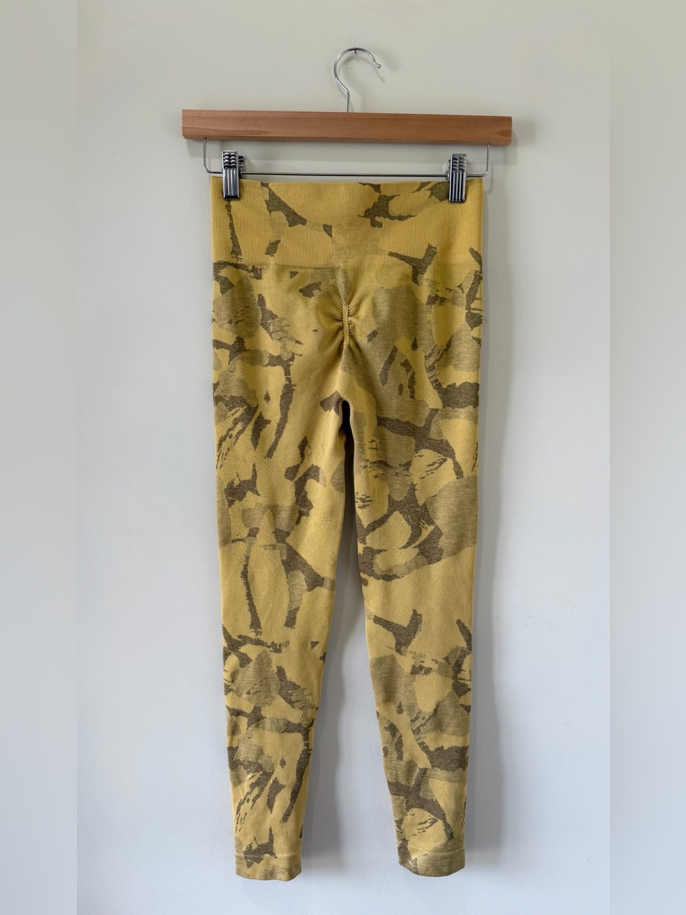 Gymshark Adapt Camo Seamless Leggings Savanna Yellow Size Small - Picture 4 of 5